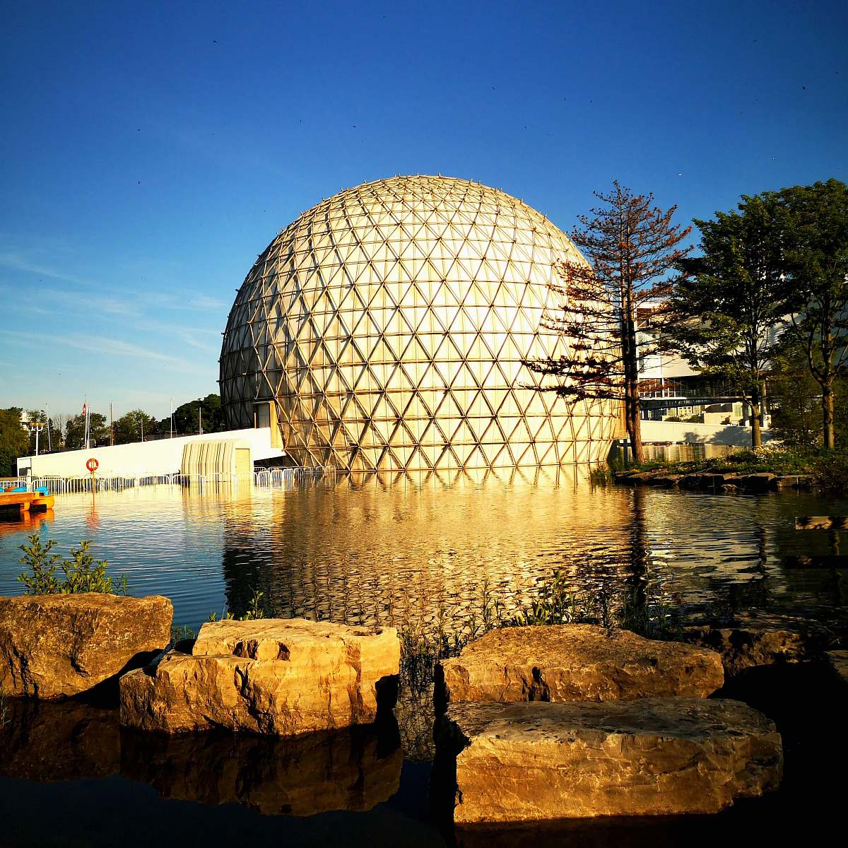 building white dome building under blue sky dome