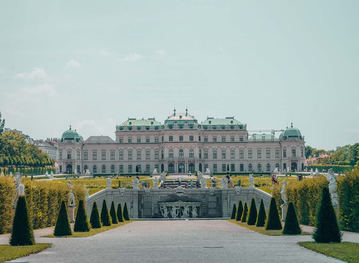 building white palace during daytime palace