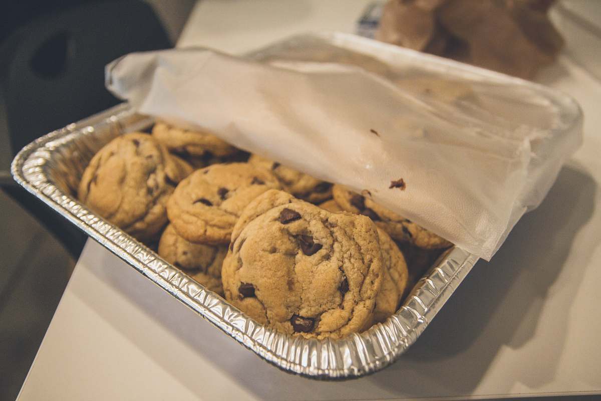 biscuit shallow focus photo of cookies on gray tray cookie