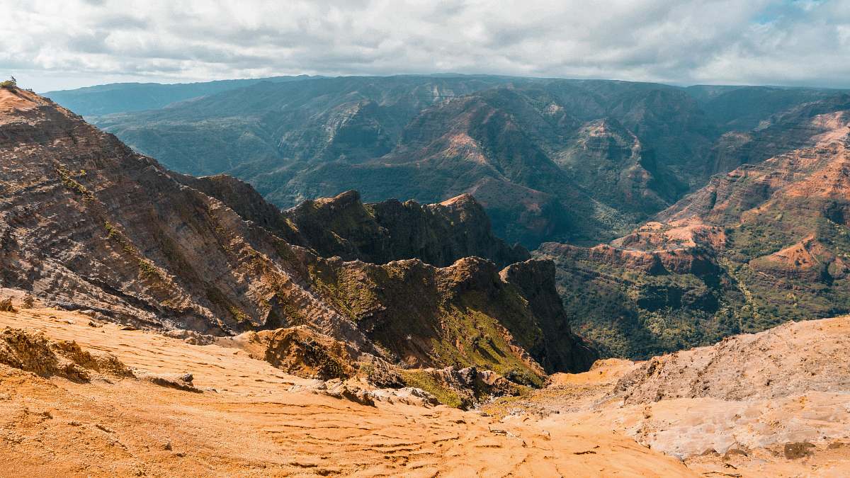 mountain hills during daytime mountain range