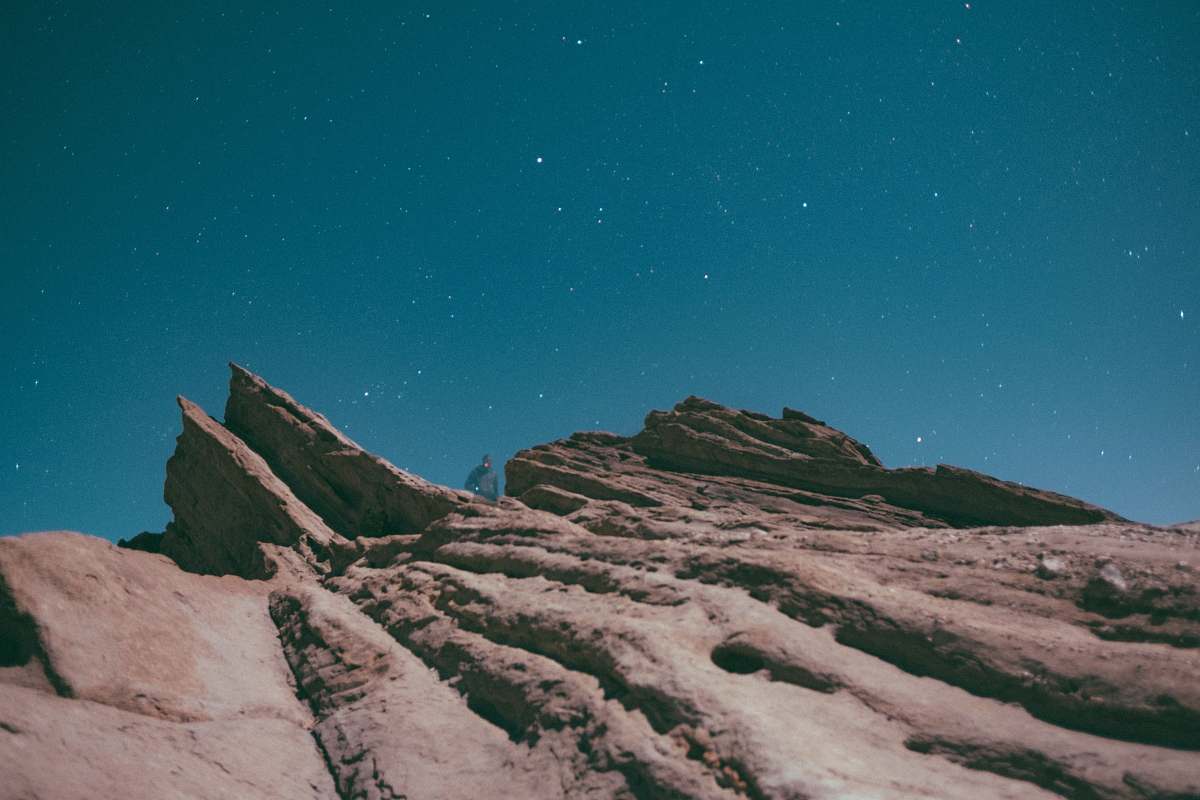 crest photo of mountain during nighttime mountain