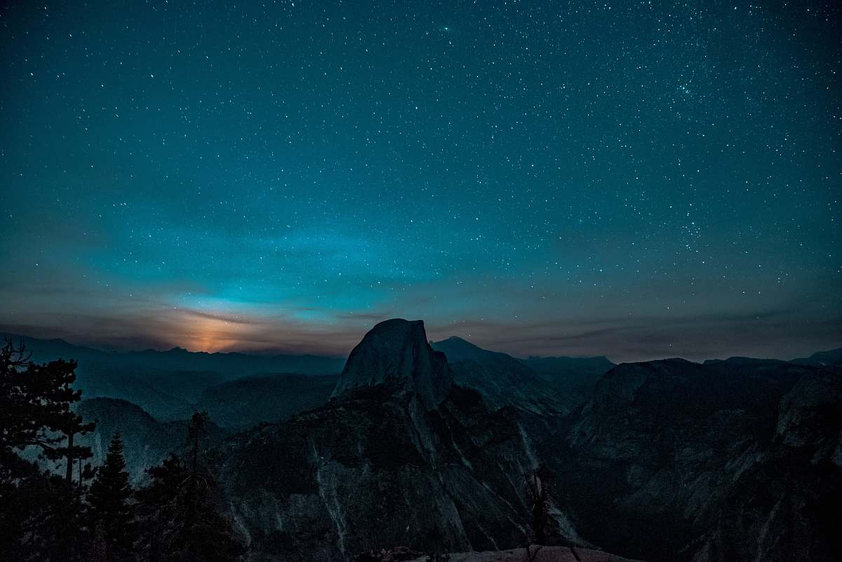 night snow-covered mountain during a twilight sky wallpaper
