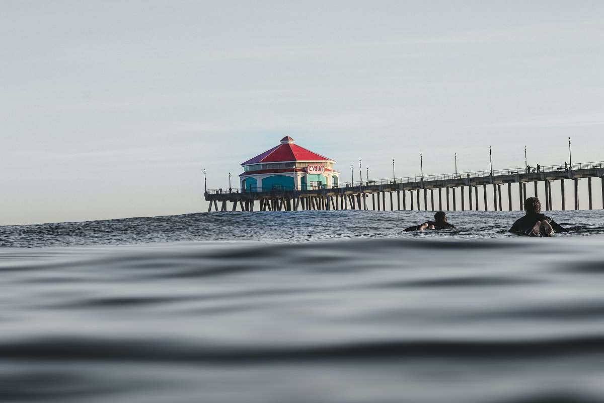pier red and blue house near dock dock