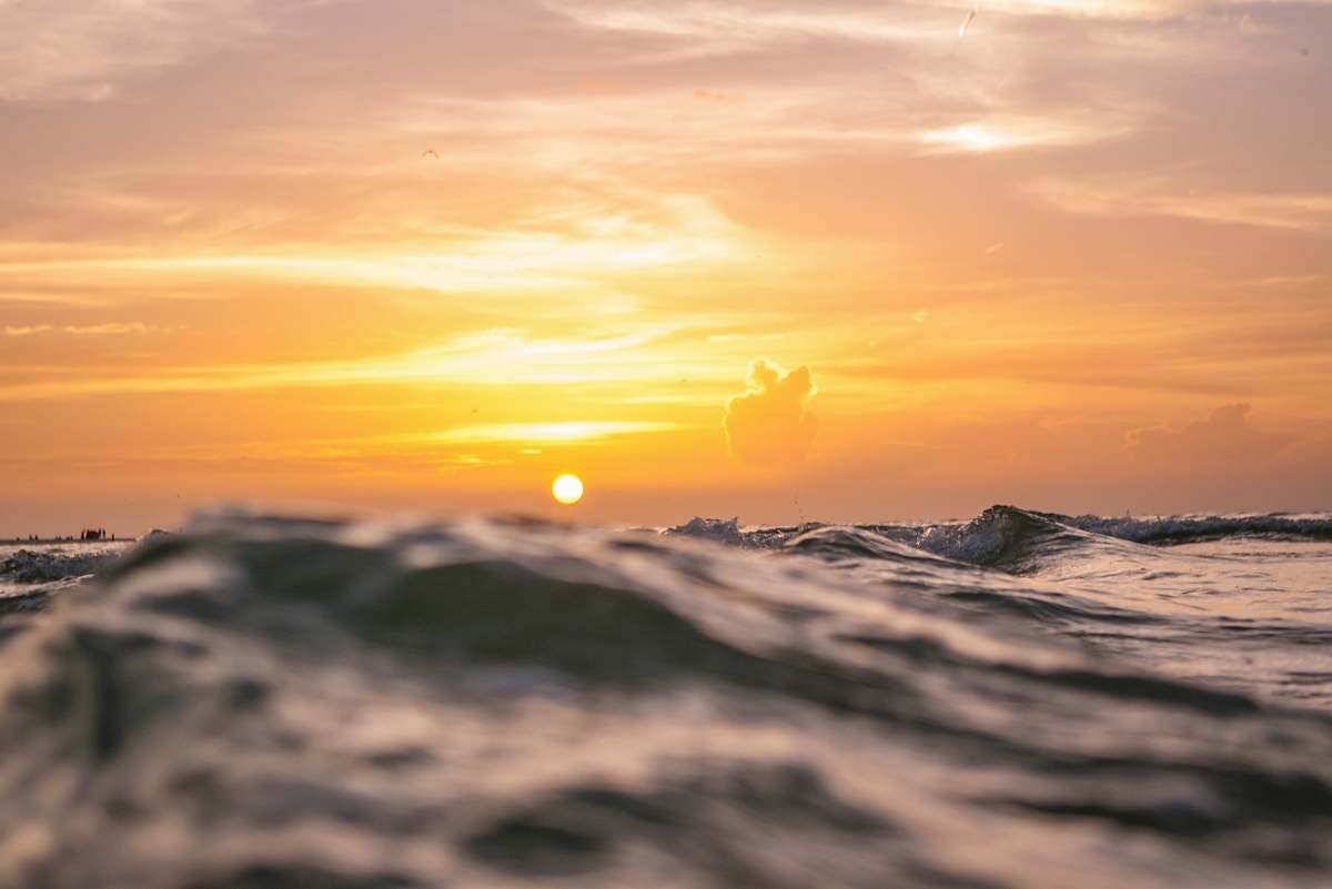 sea shallow focus photography of body of water during sunset water