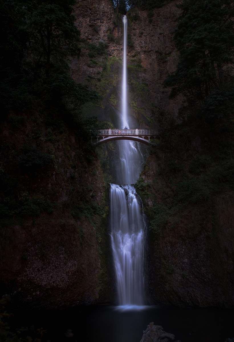 waterfall bridge near waterfalls at daytime multnomah falls