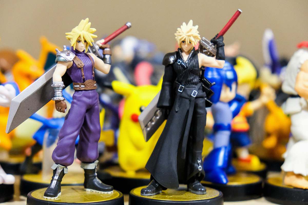 figurine shallow focus photo of Cloud Strife figurine apparel
