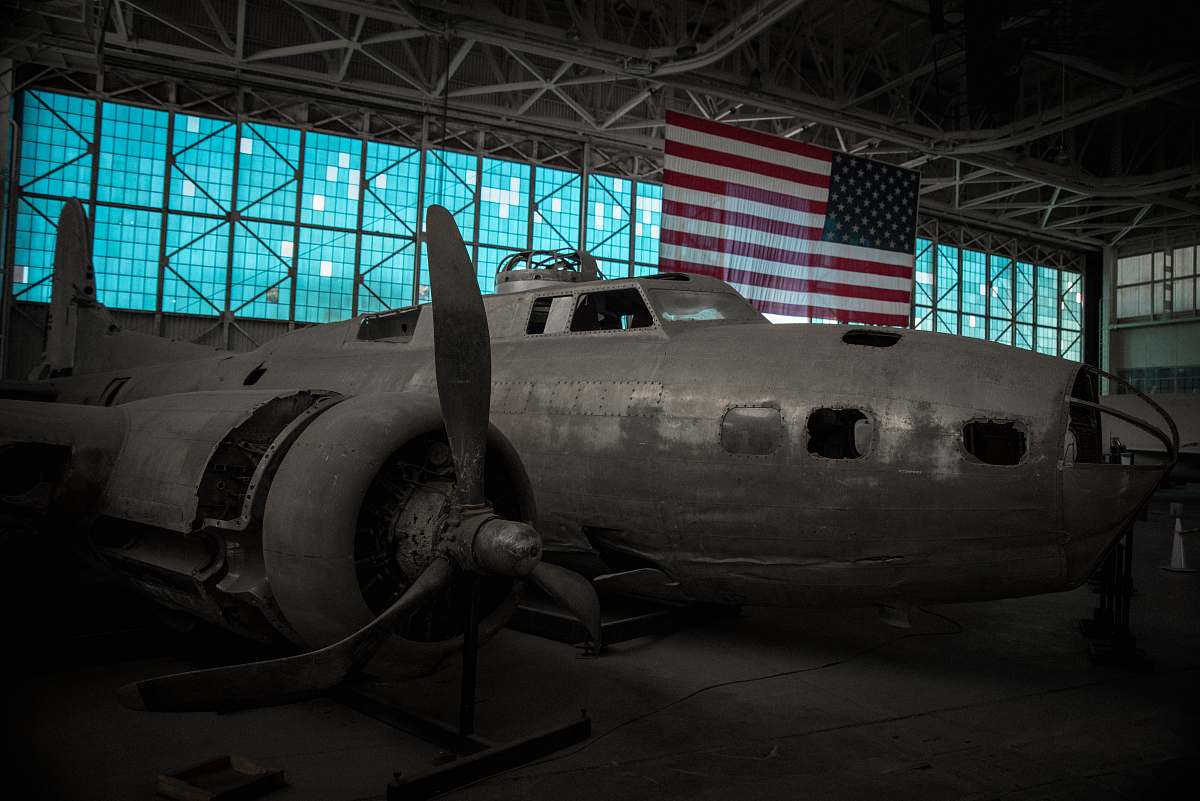 aircraft shallow focus photography of grey airplane airplane