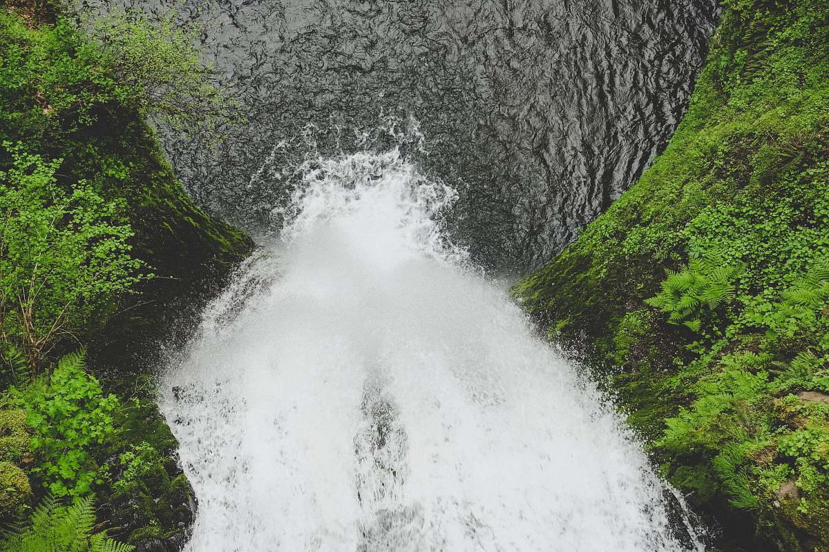 waterfall waterfalls surrounded by moss during daytime outdoors