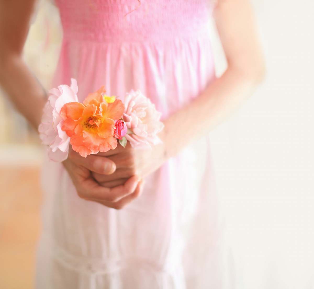 hand girl holding flowers girl