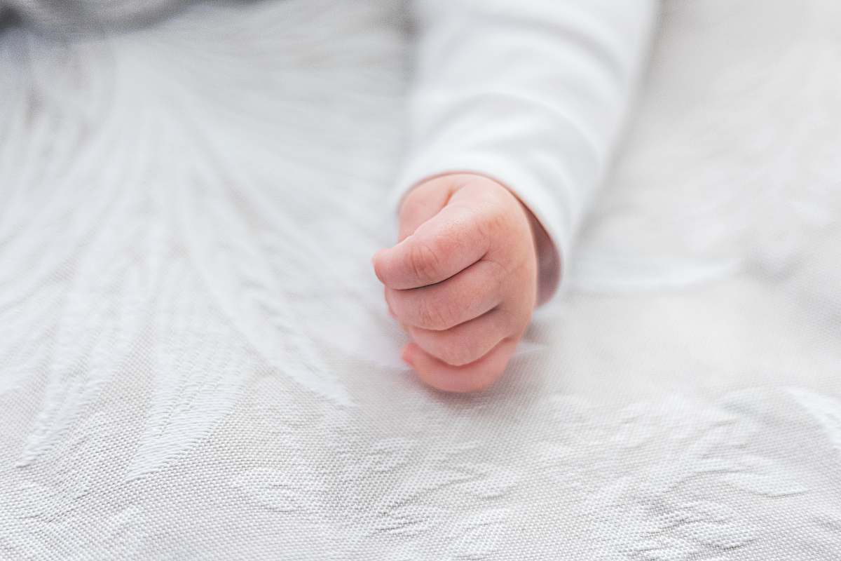 finger baby's right hand bed