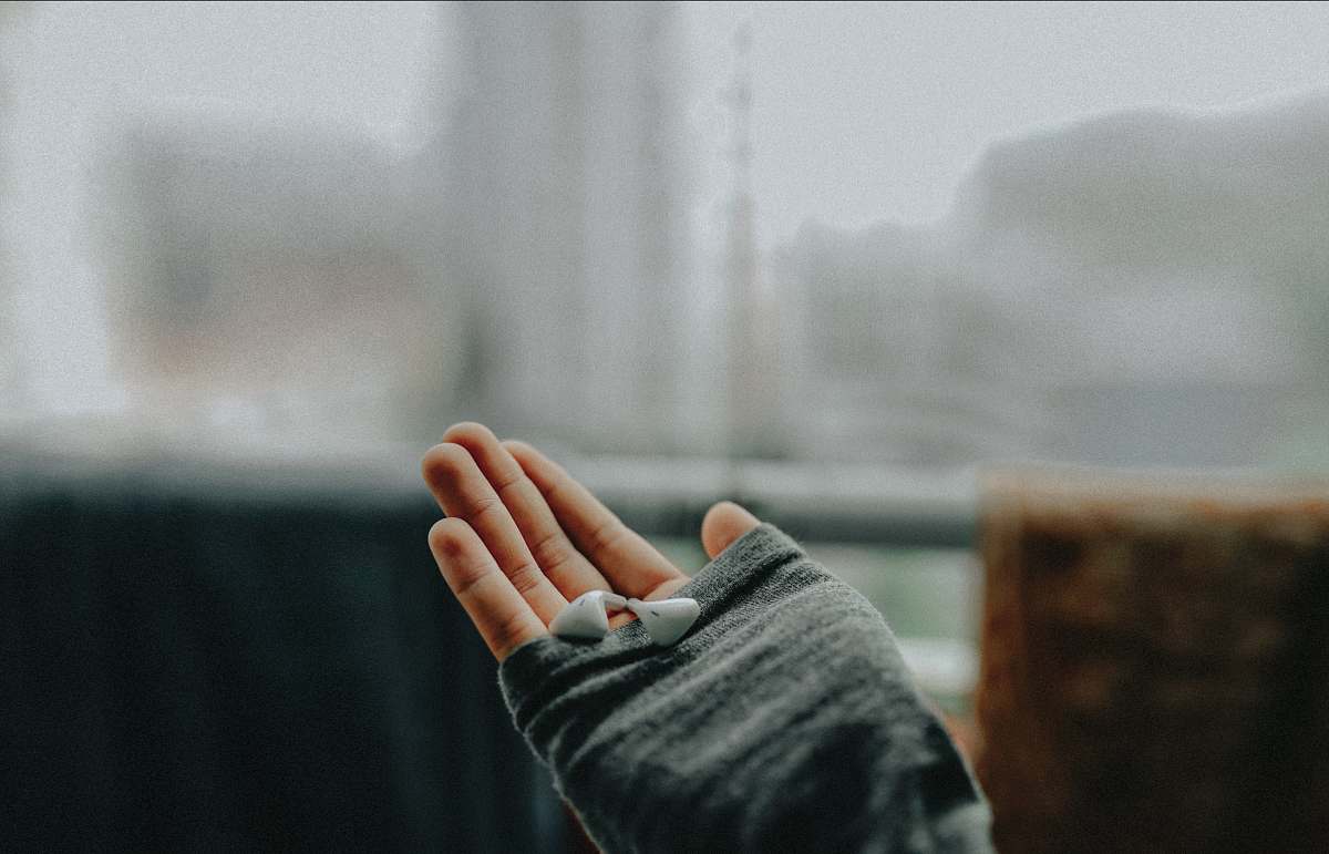 green left person's hand holding earphones chung cư phú thọ - lô 3b