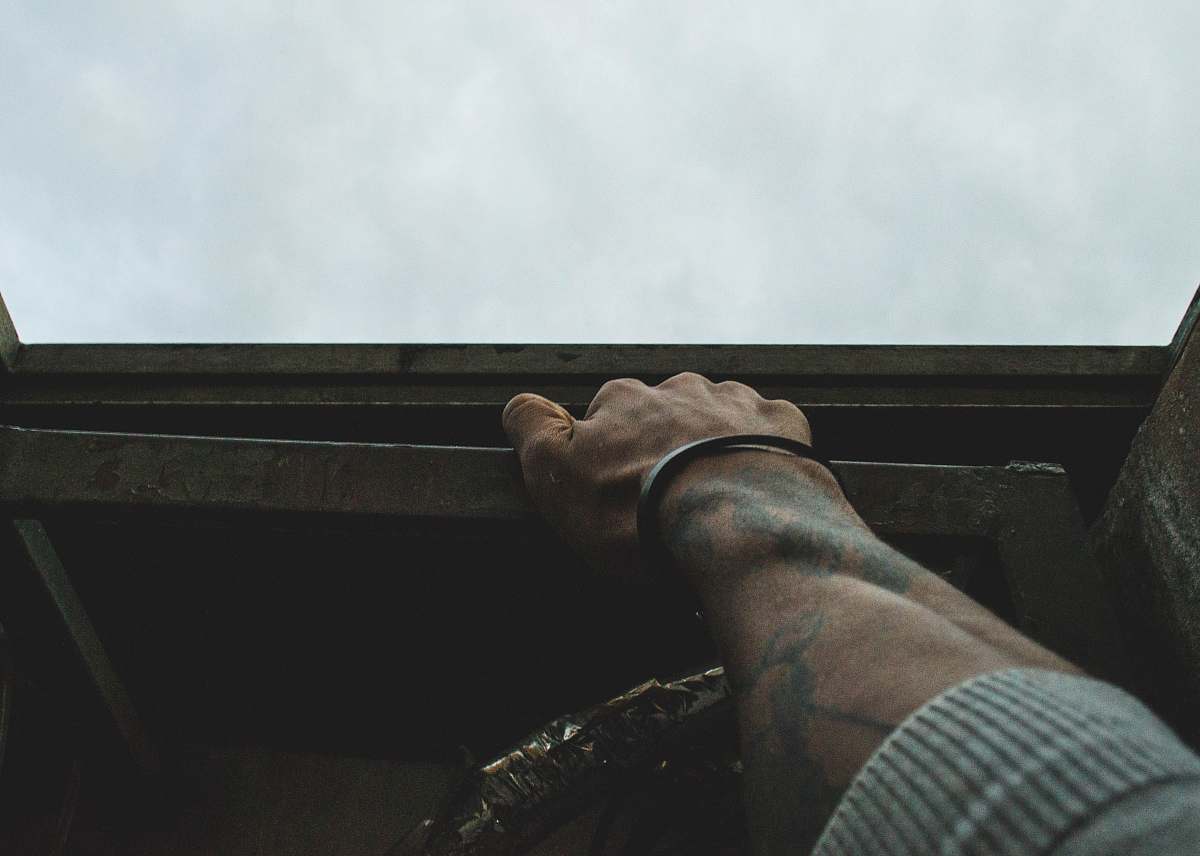 grey man holding metal bar brasília