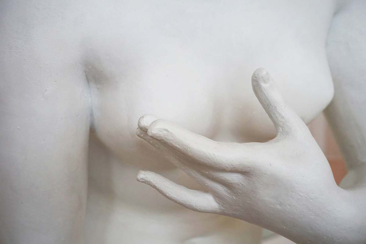 finger nude woman figurine homel