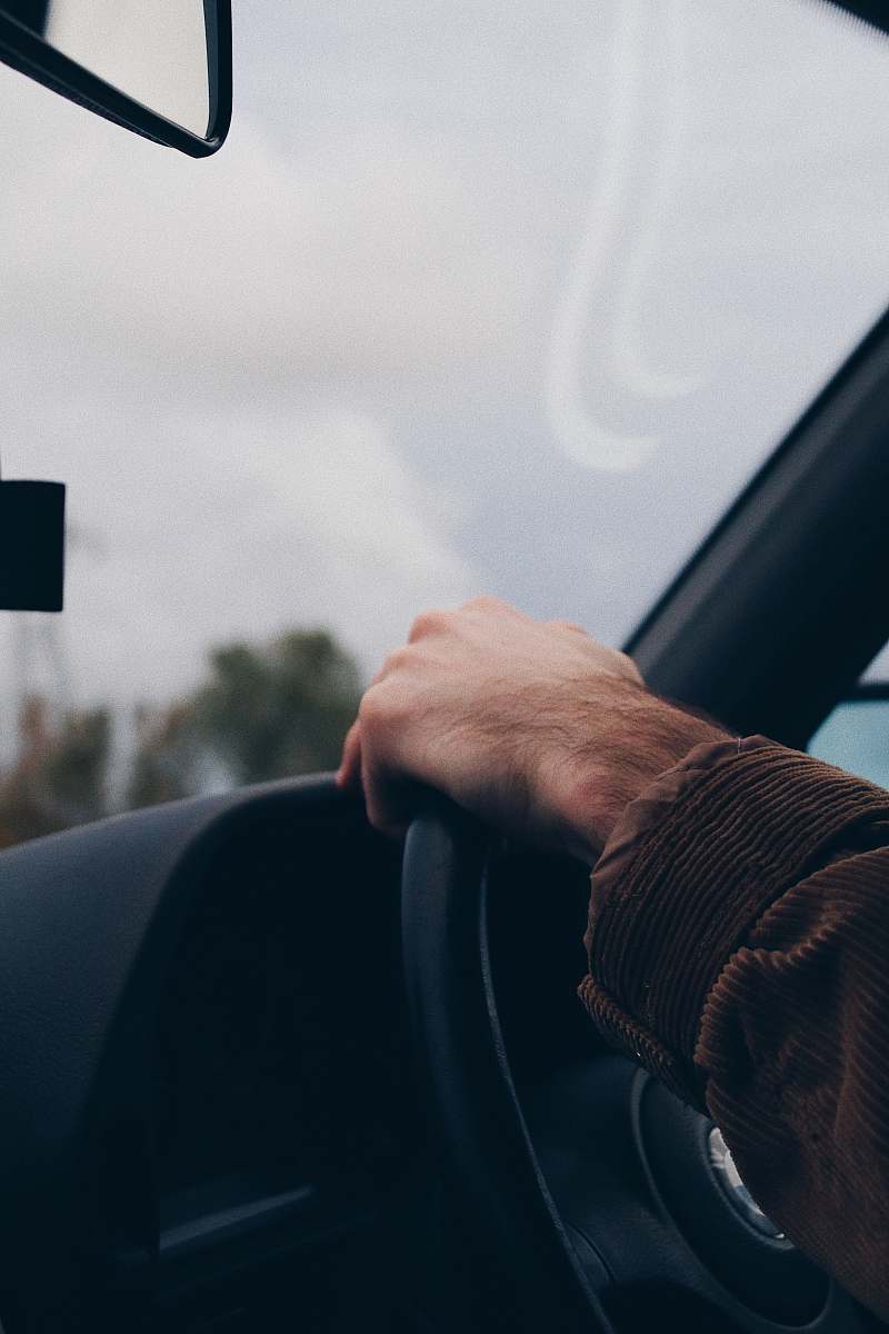 finger person holding black vehicle steering wheel vitrolles