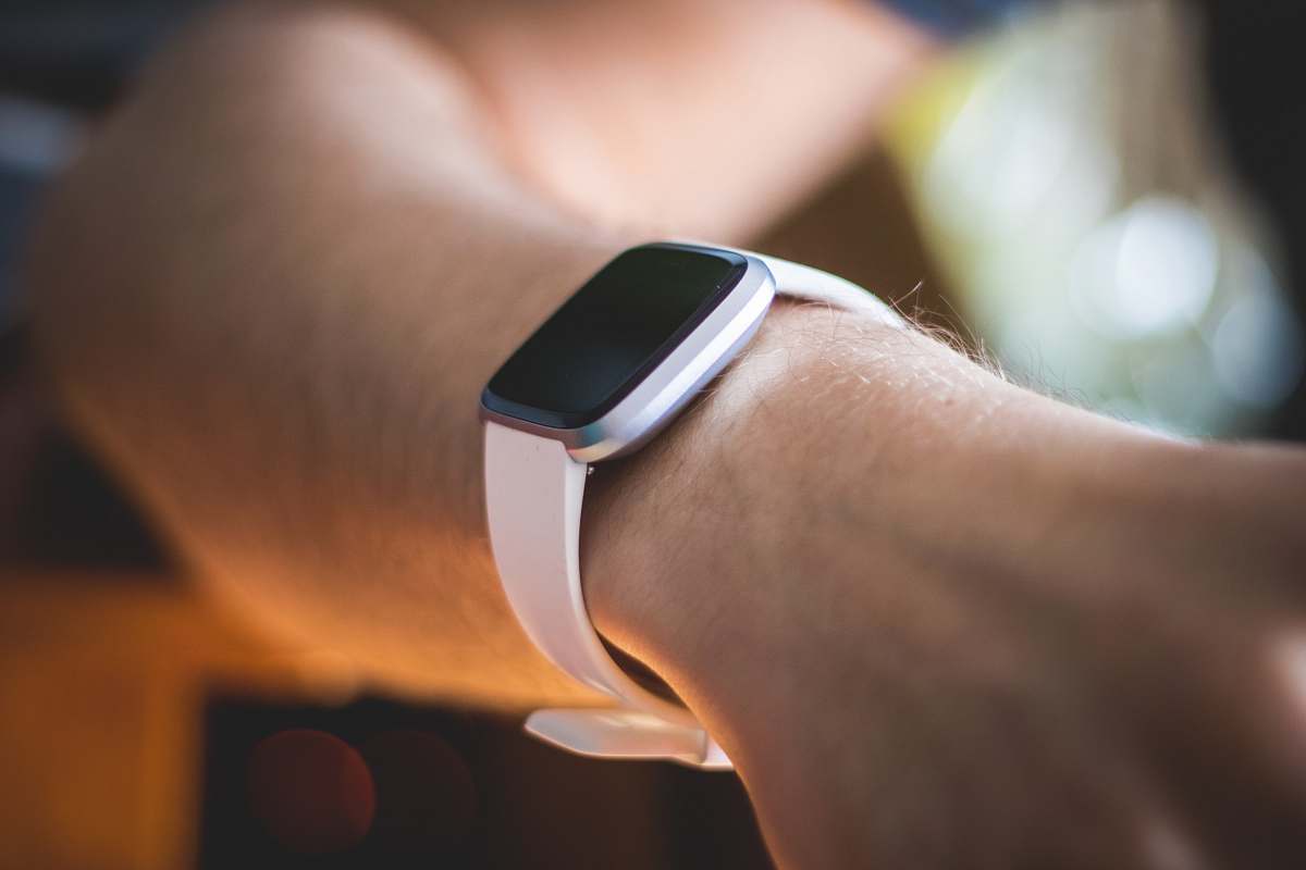 person aluminum case Apple Watch hand