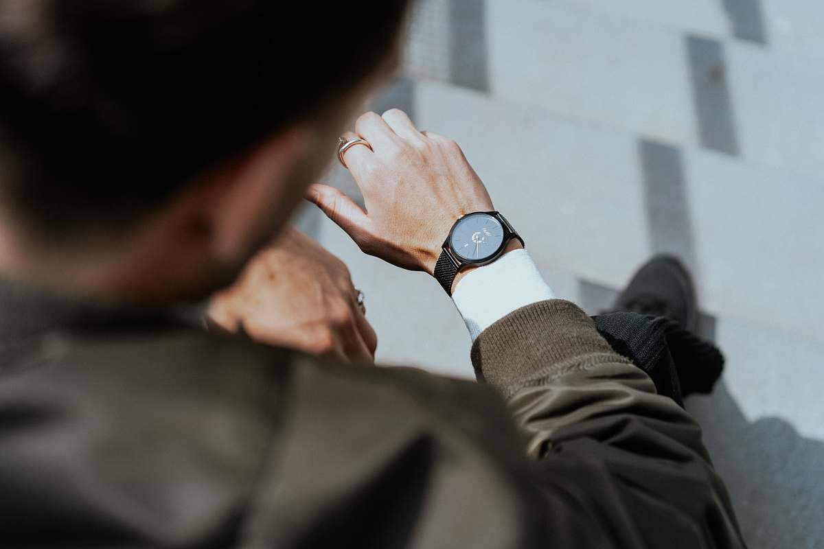 Лучший видеть часов. Рука с часами. Защита для часов на руку. Женская рука с часами. Рукопожатие часы.