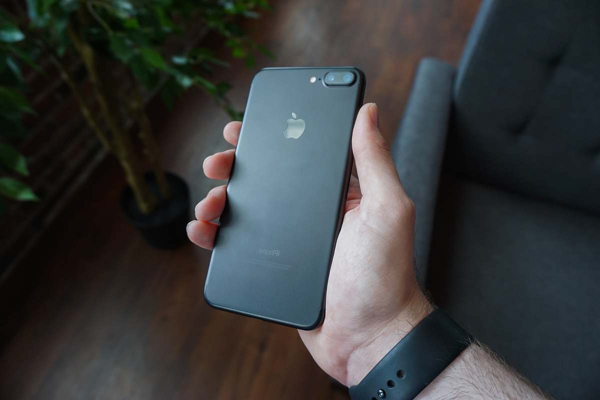 phone person holding black iPhone 7 Plus iphone