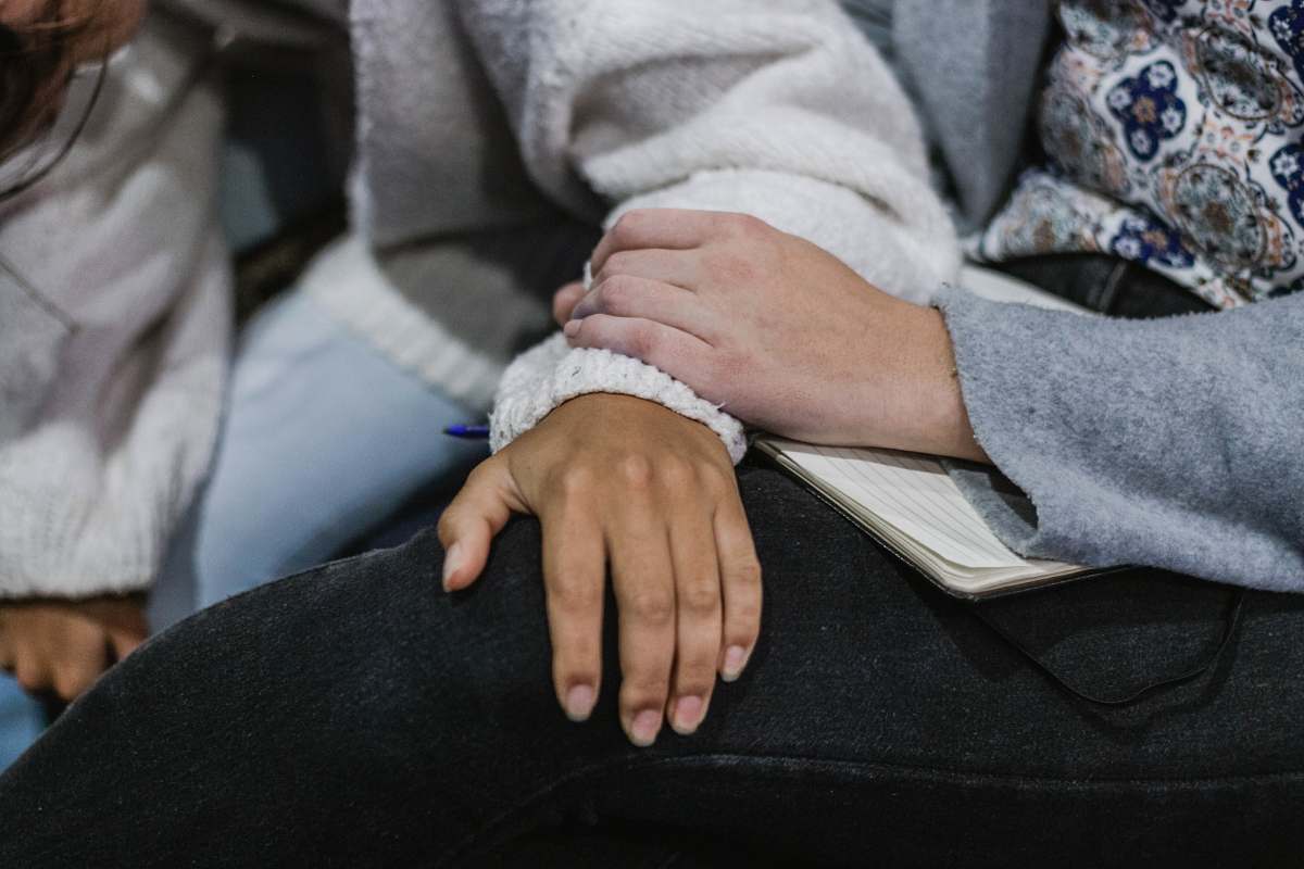 finger right hand over thigh hand