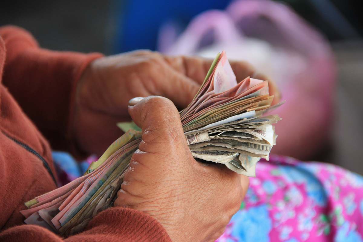 vietnam person holding banknotes money