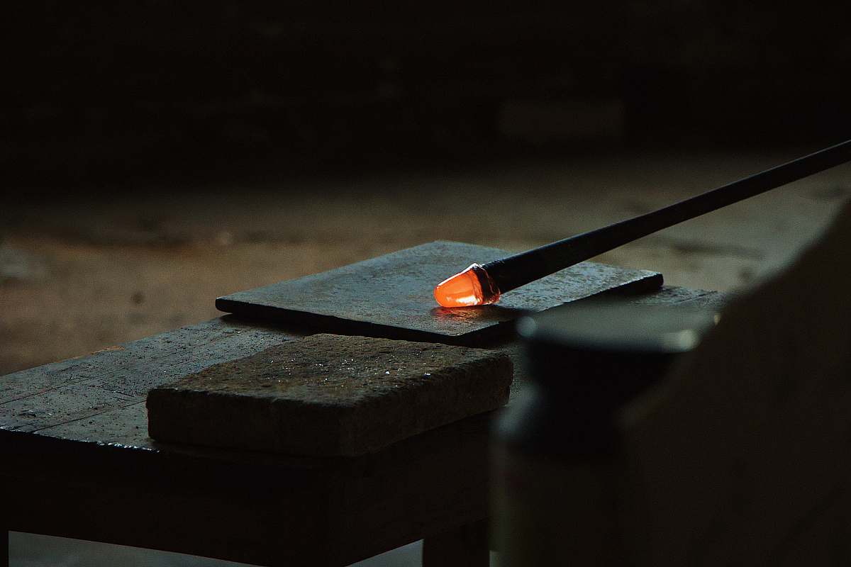 forge black rod with red on top couleur