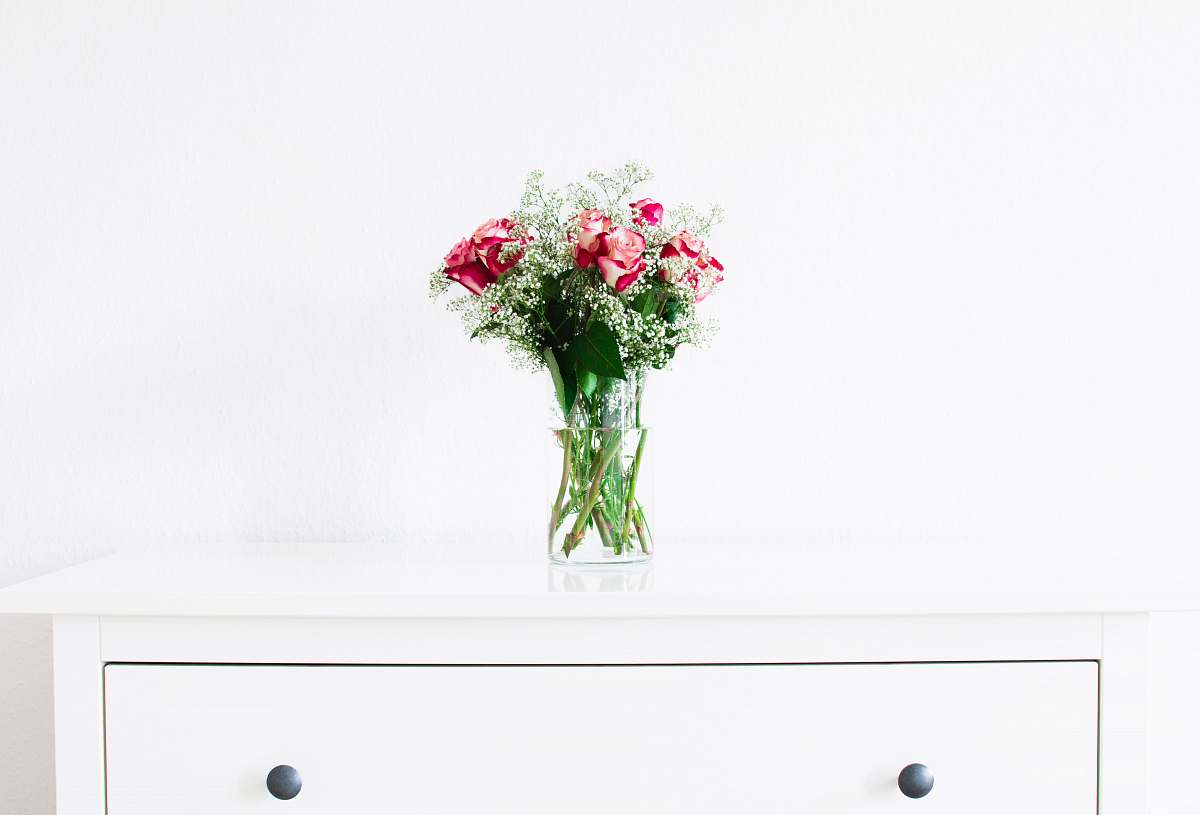  red rose in clear glass vase 