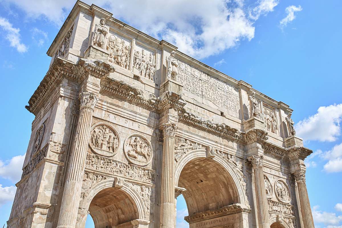 building Arc de Triomphe arch