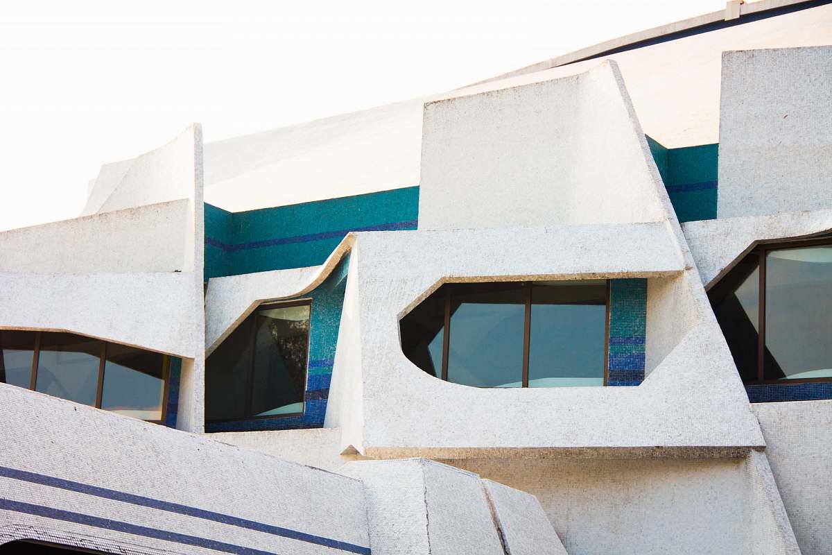 building gray building during daytime window