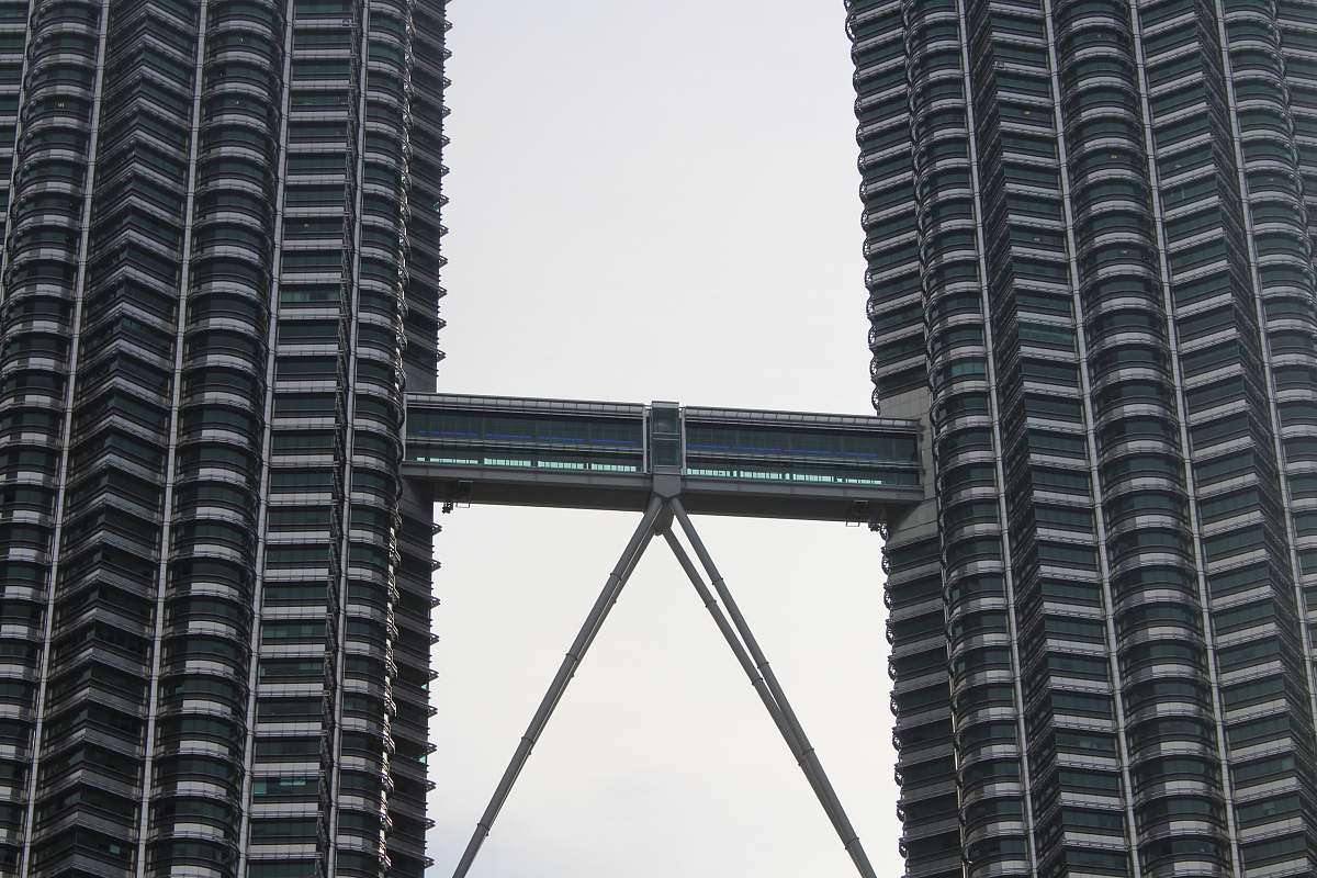 building Trader's Hotel during daytime city