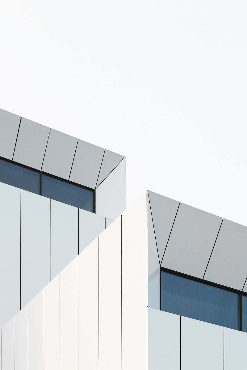 building white wooden 3-layer shelf window