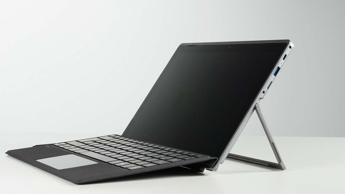 computer black and gray laptop computer with black screen laptop