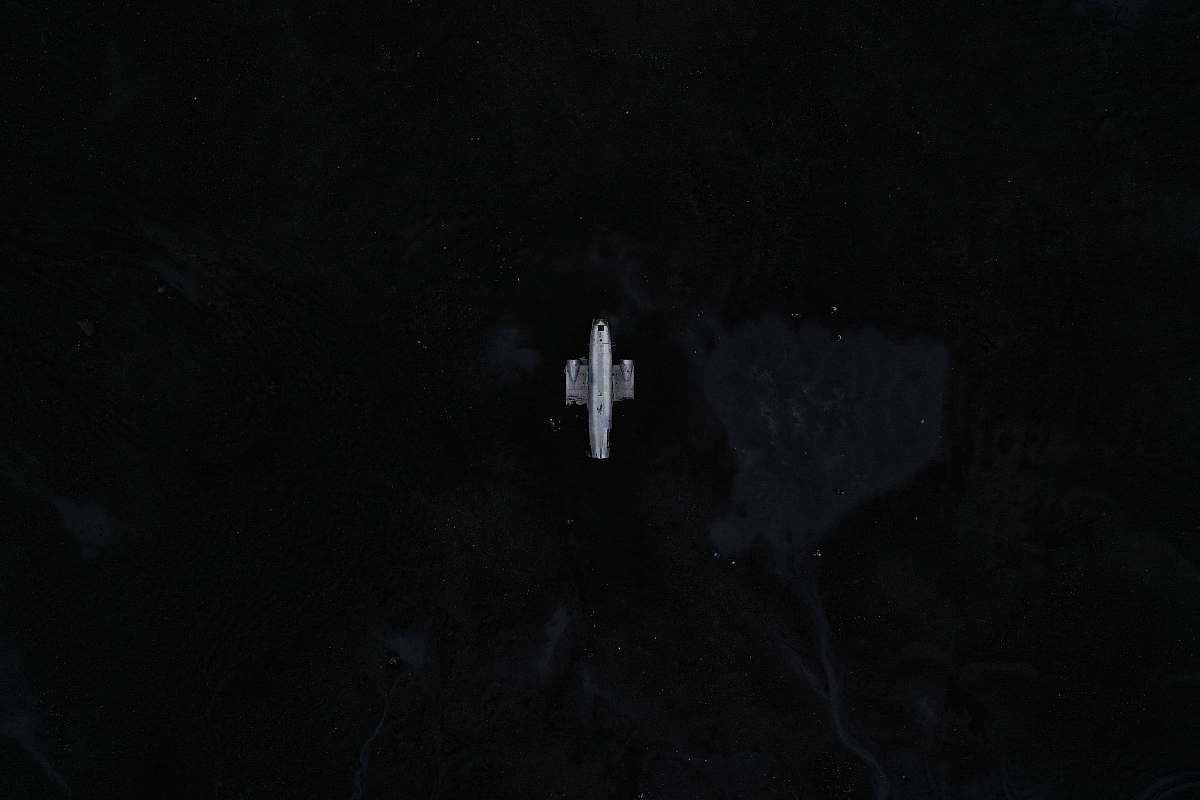 islande black and white plastic tool solheimasandur plane wreck