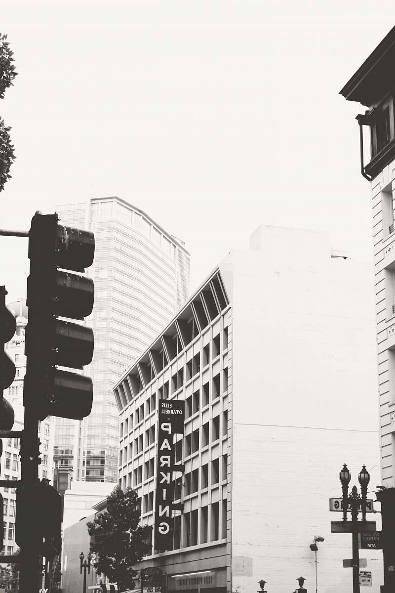 light gray high-rise building traffic light