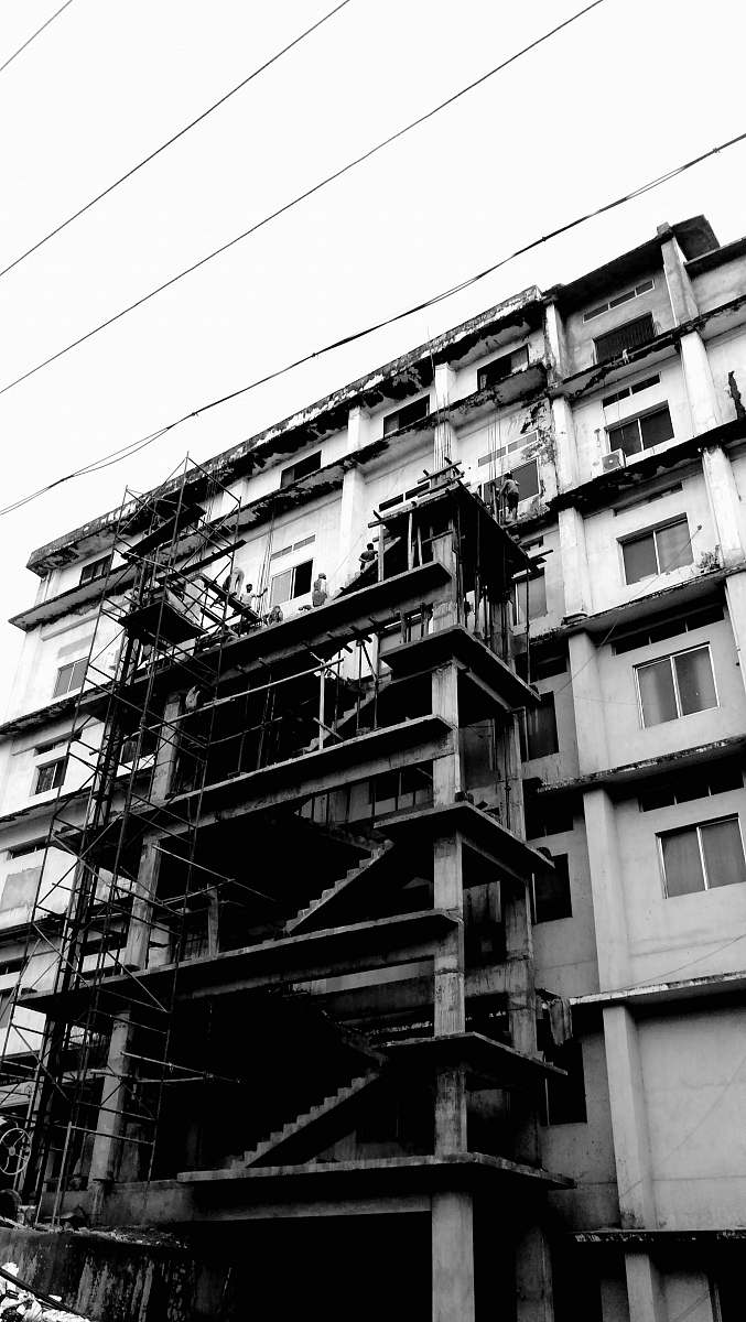 building grayscale photo of a building under construction apartment