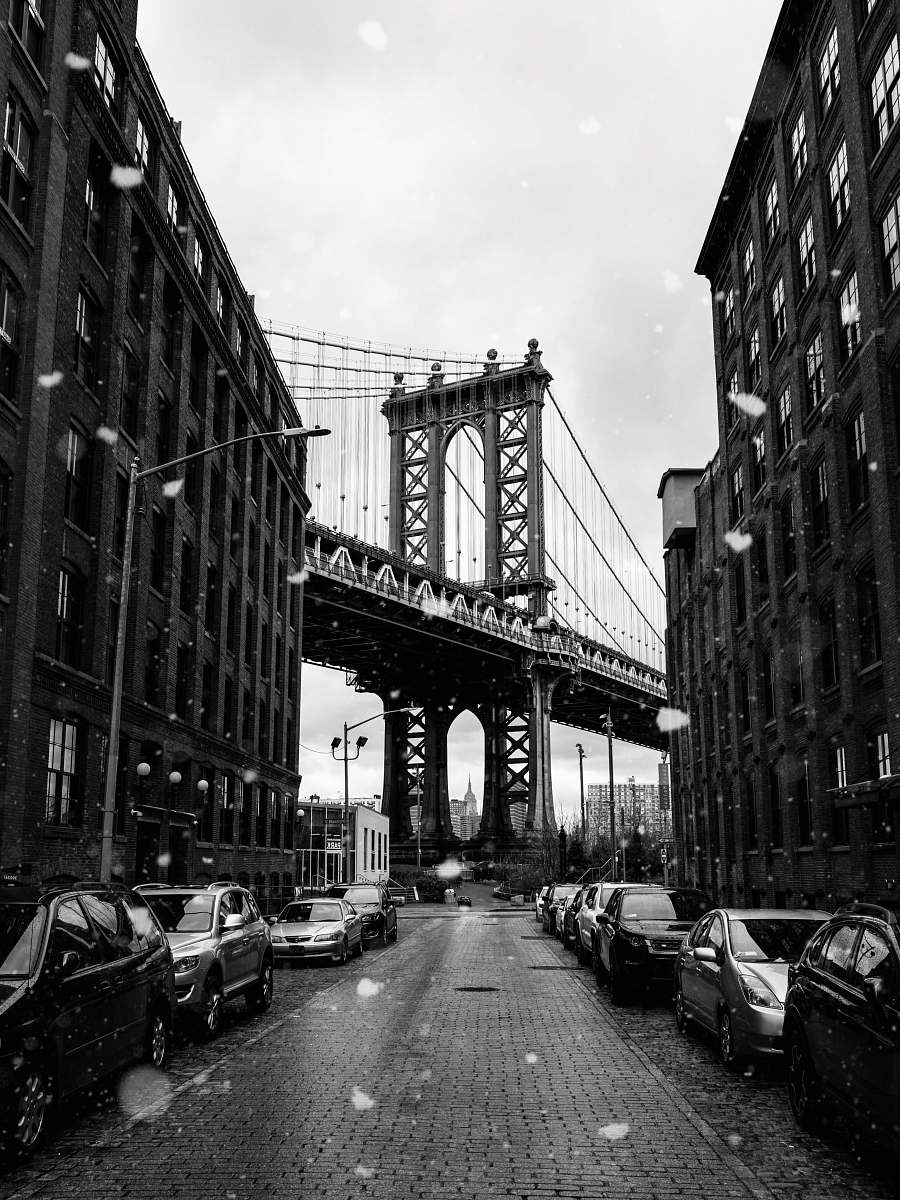 urban grayscale photography of Brooklyn bridge dumbo