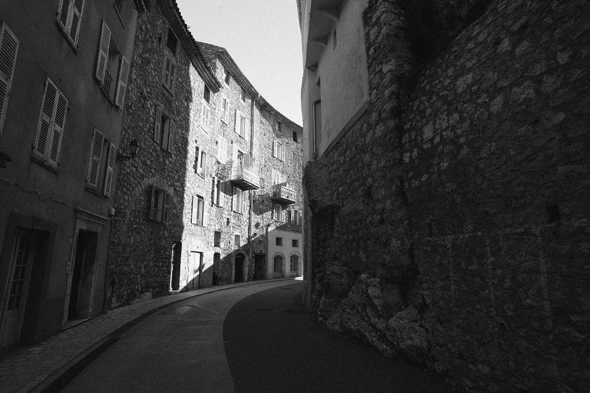 building grayscale photography of townhouse street