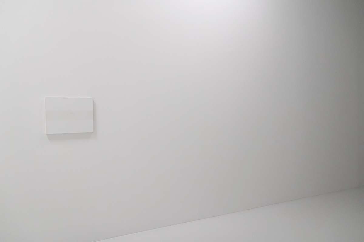 grey white painted wall k21