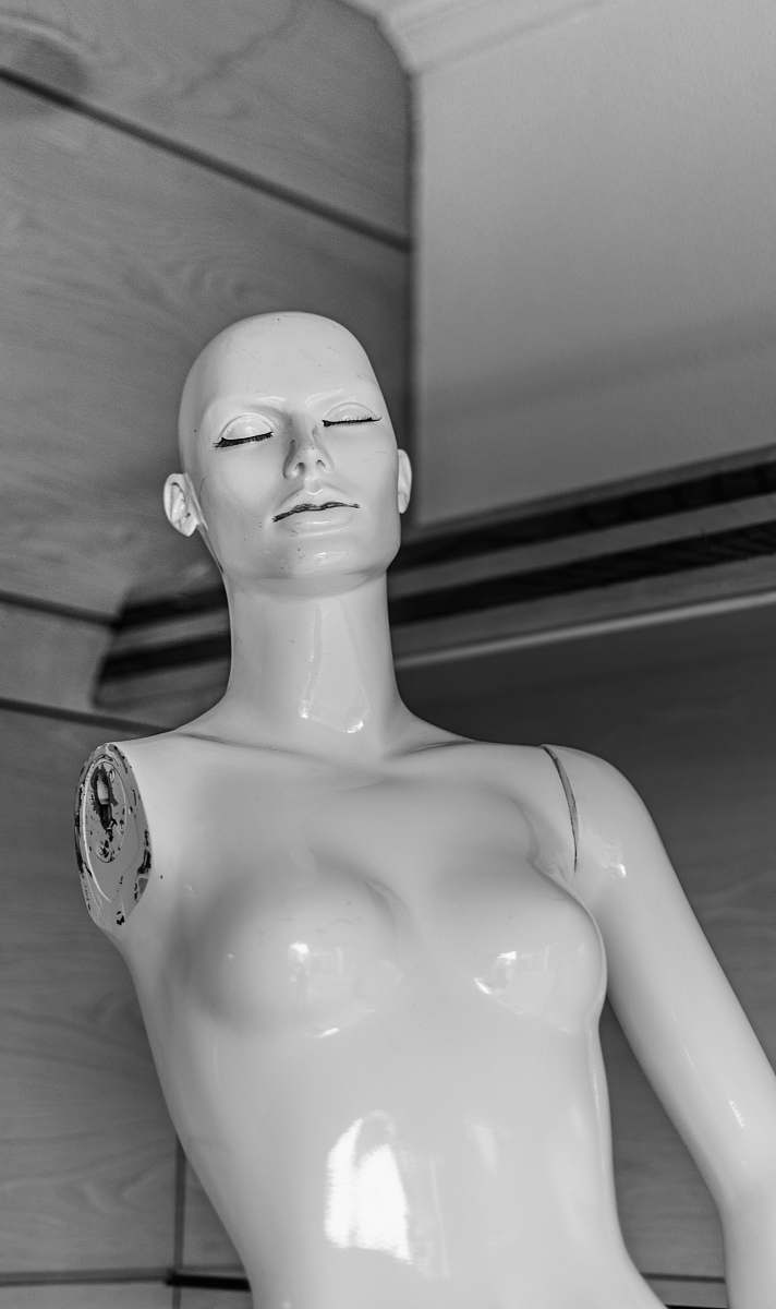 grey white plastic woman mannequin pontevedra
