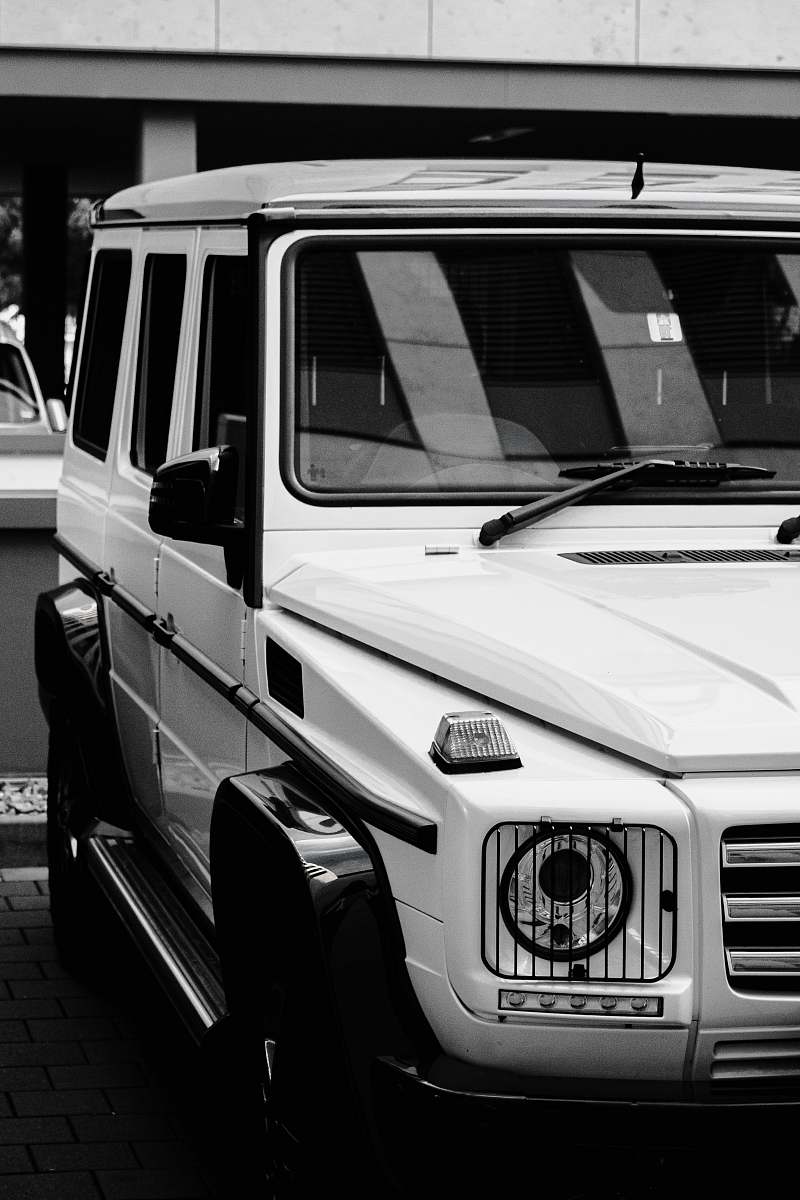 windshield white SUV germany