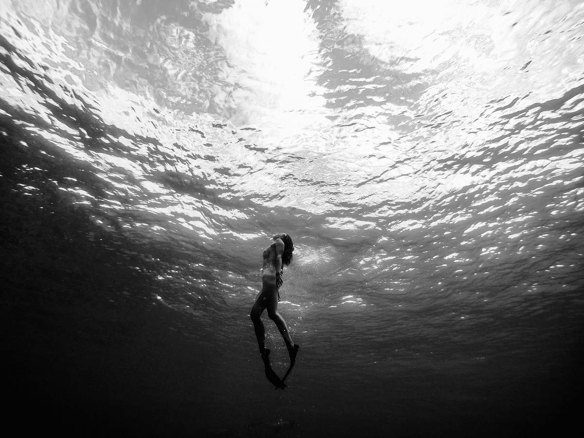 water woman diving underwater woman