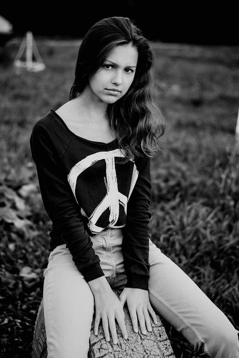 apparel women's black and white scoop-neck long-sleeved s clothing