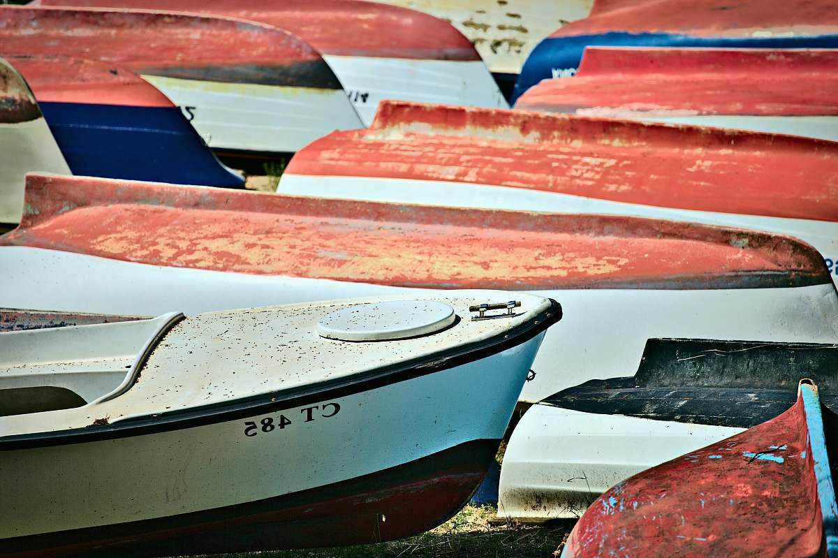 watercraft canoe boats on sand during daytime vessel