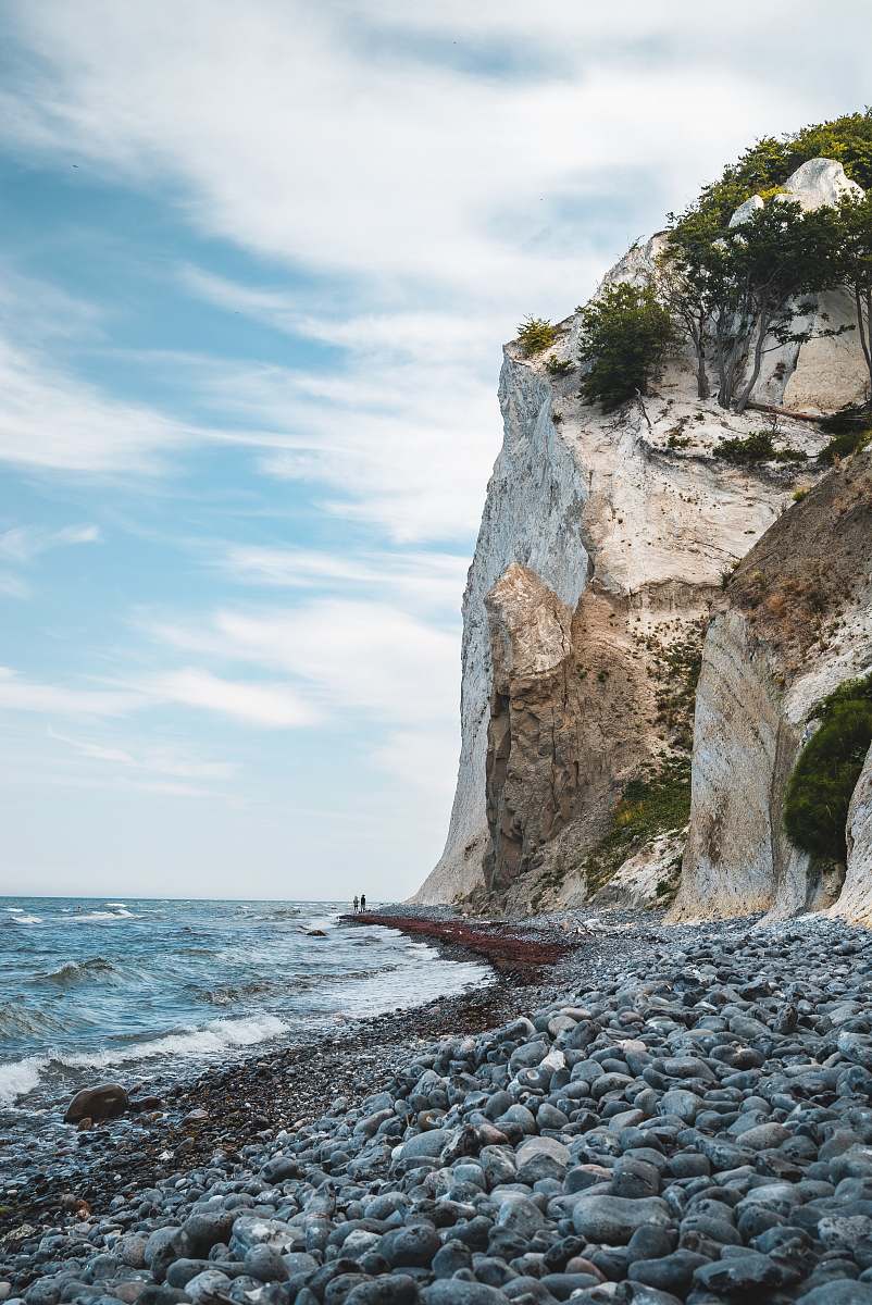outdoors two person standing between cliff and body of water møns klint