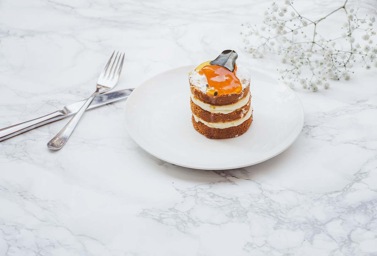 cake round mango graham on plate cutlery