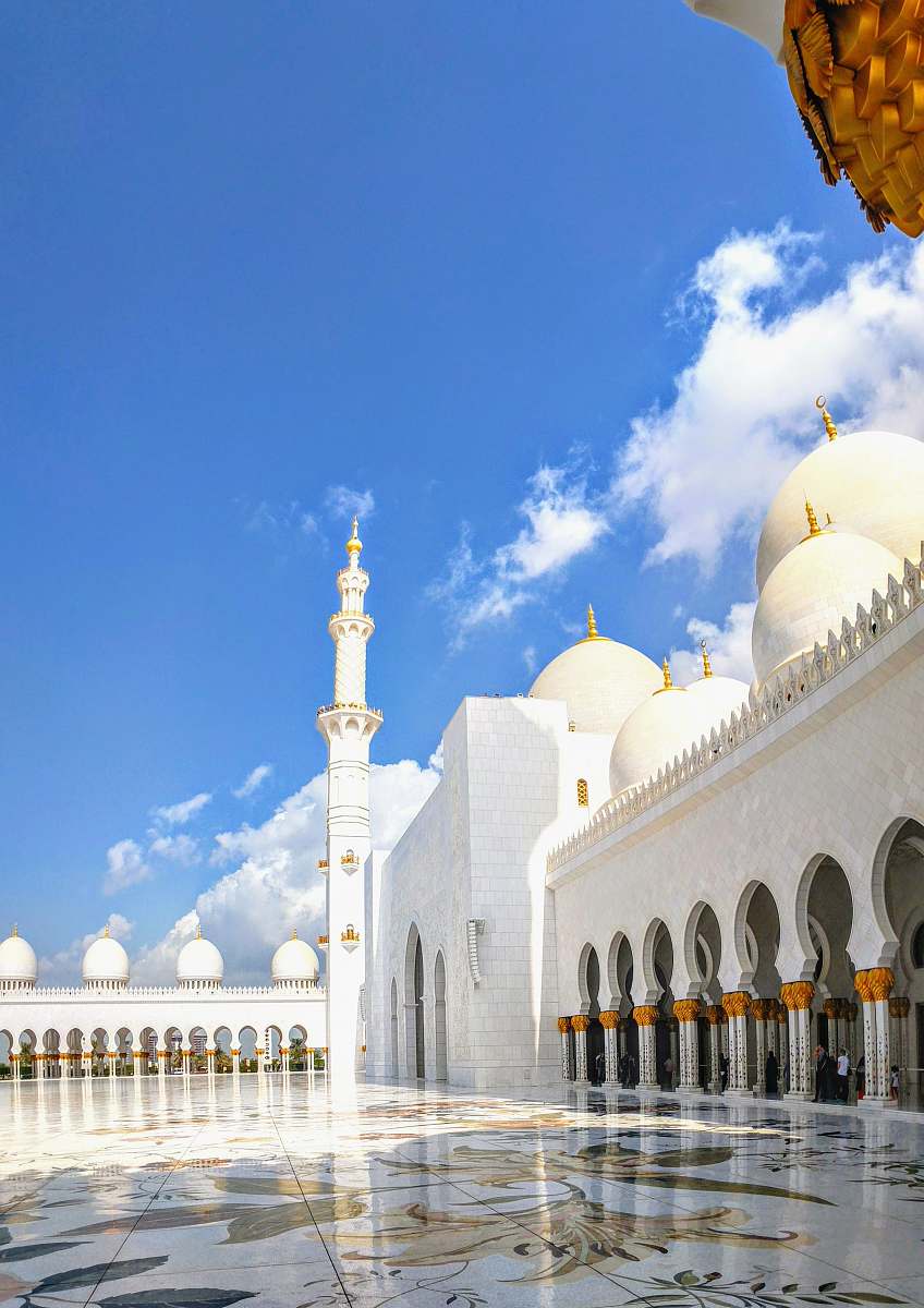 building white mosque on daytime architecture