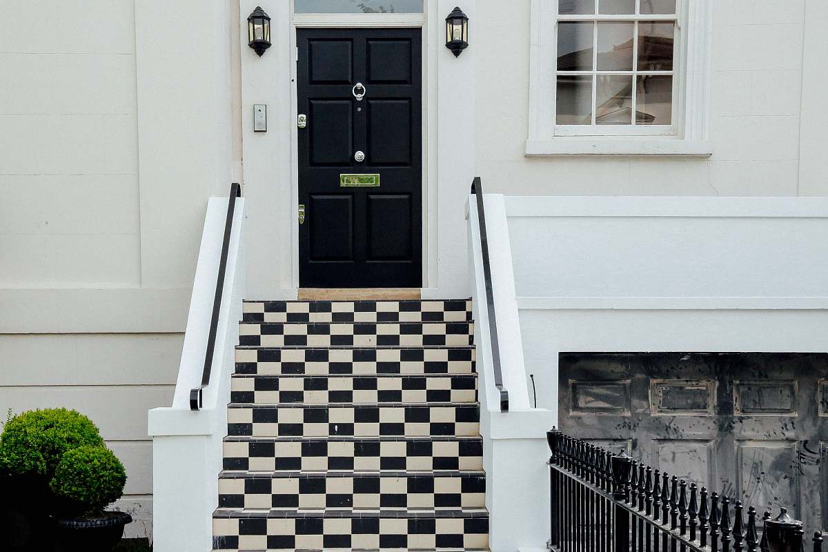 vase closed white and black house with checked staircase bonsai
