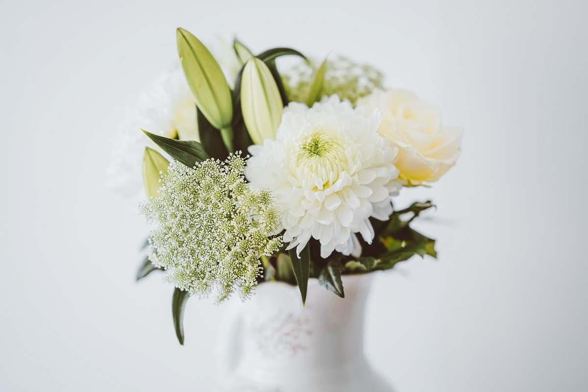 vase flower arrangement selective focal photo art