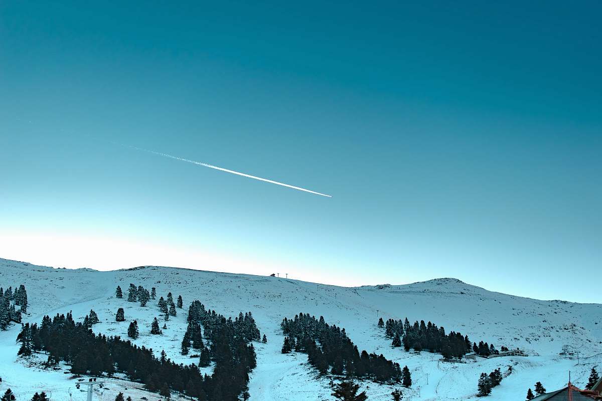 blue mountains and green trees under blue sky during daytime mountain