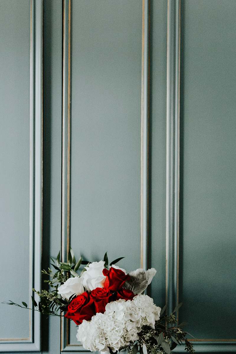 jar white and red flowers ornament