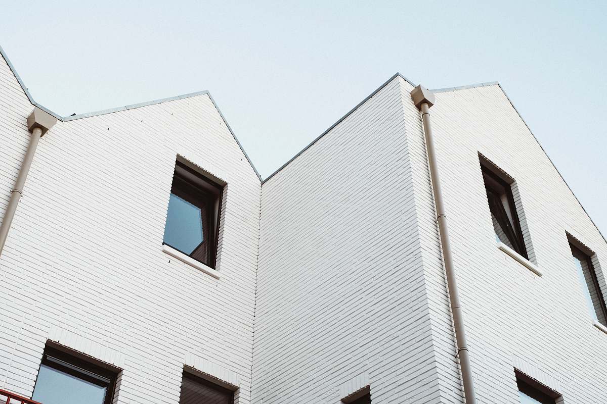 building worm's eye-view of white concrete house siding
