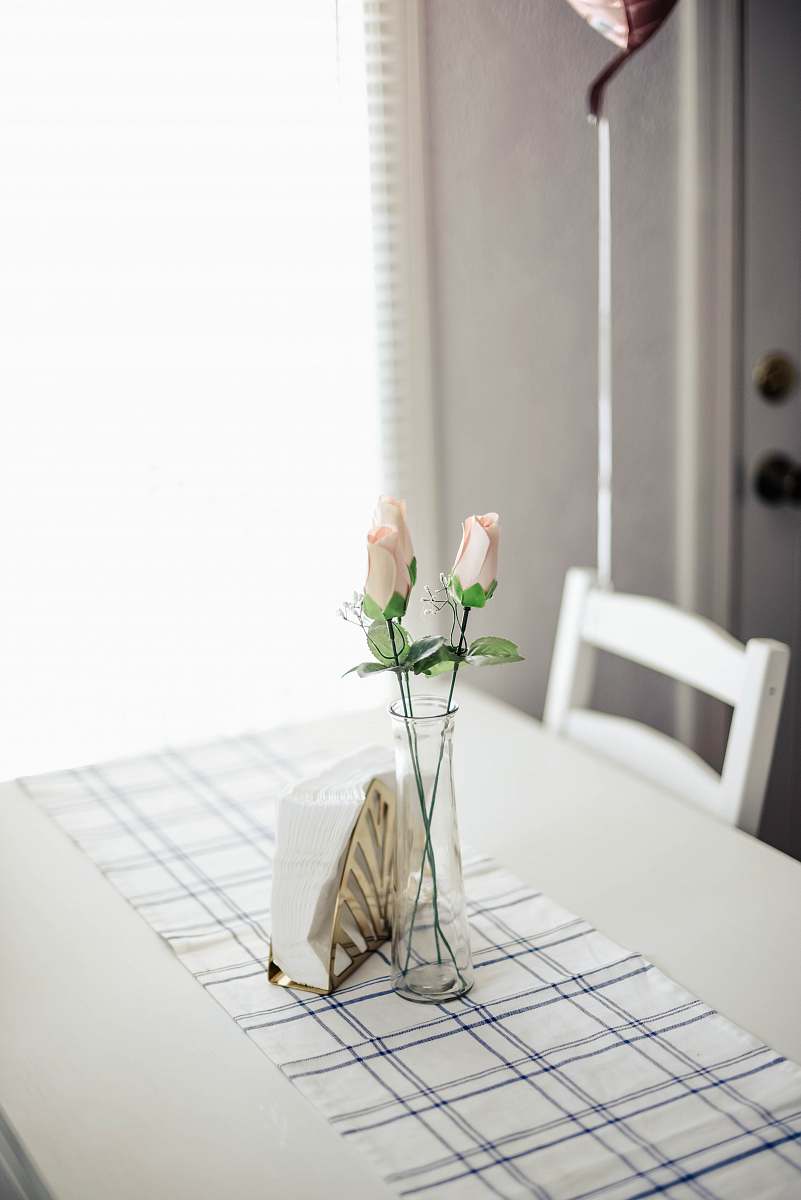 vase pink roses in glass vase in dining table pottery